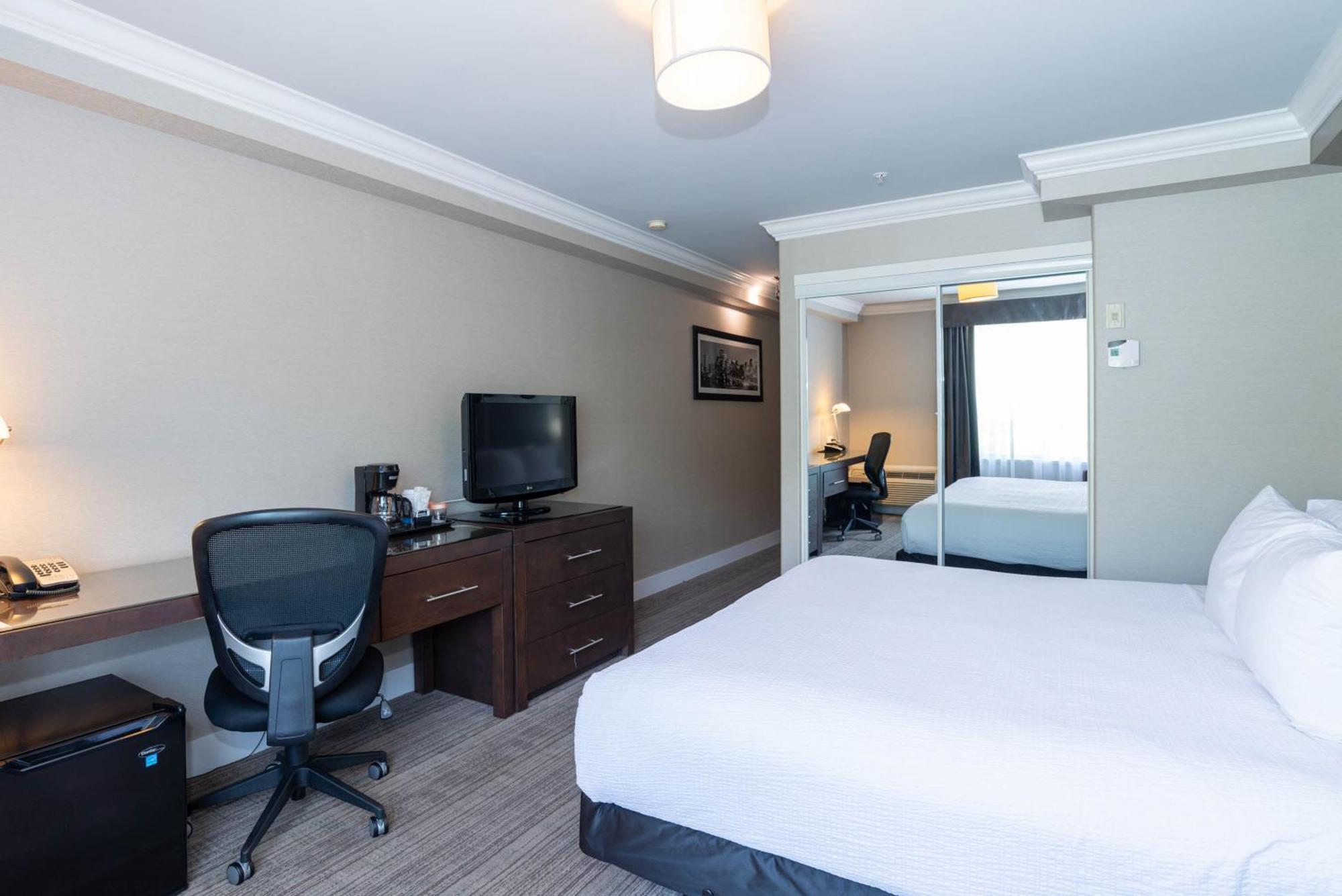 Sandman Hotel & Suites Calgary South Экстерьер фото