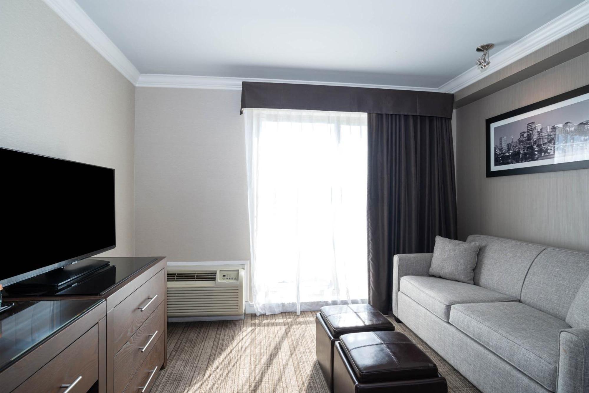 Sandman Hotel & Suites Calgary South Экстерьер фото